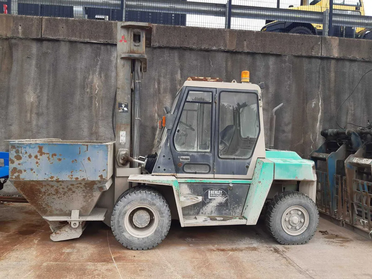 [01] Mitsubishi FD-70 Forklift