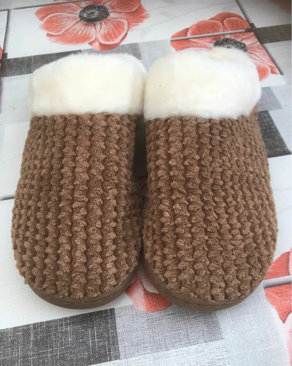NEW Ladies Slippers, Size Medium 5-6, Fur lined - Image 1