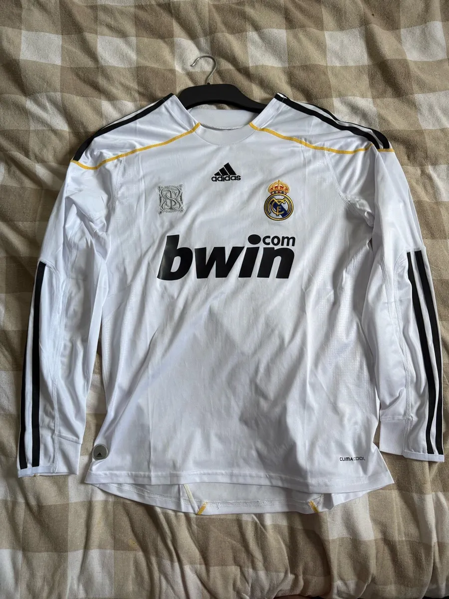Real Madrid 2009/10 Ronaldo jersey - Image 1
