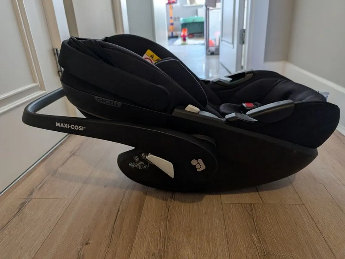 Maxi Cosy Car Seat and 360 Base - Image 2