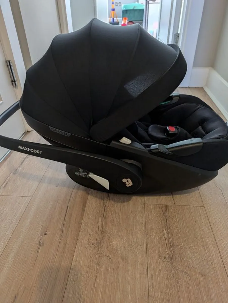 Maxi Cosy Car Seat and 360 Base - Image 3