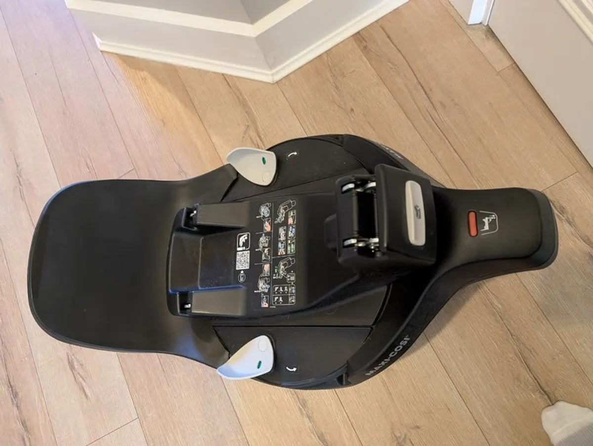 Maxi Cosy Car Seat and 360 Base - Image 4