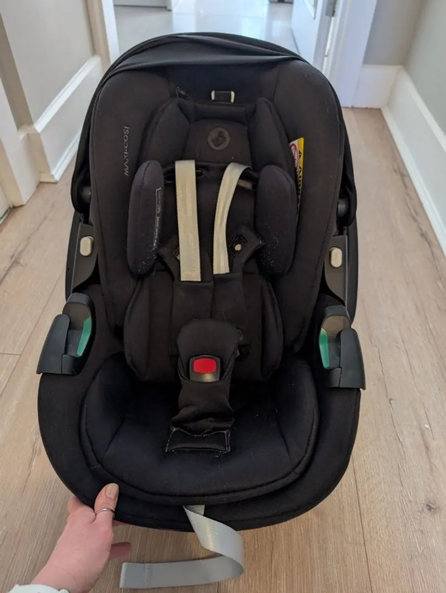 Maxi Cosy Car Seat and 360 Base - Image 1