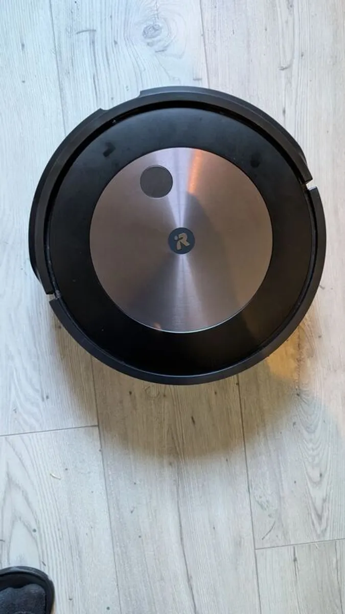 Robot Vacuum (iRobot Roomba j7+) - Image 1