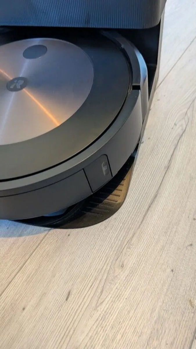 Robot Vacuum (iRobot Roomba j7+) - Image 3