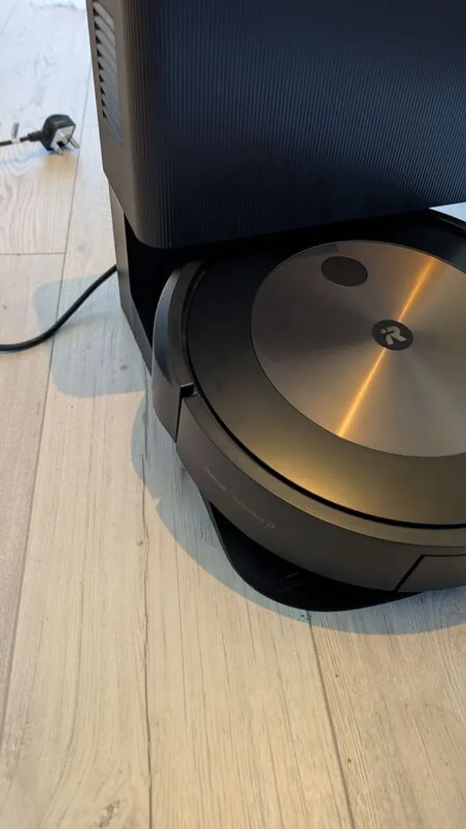 Robot Vacuum (iRobot Roomba j7+) - Image 4