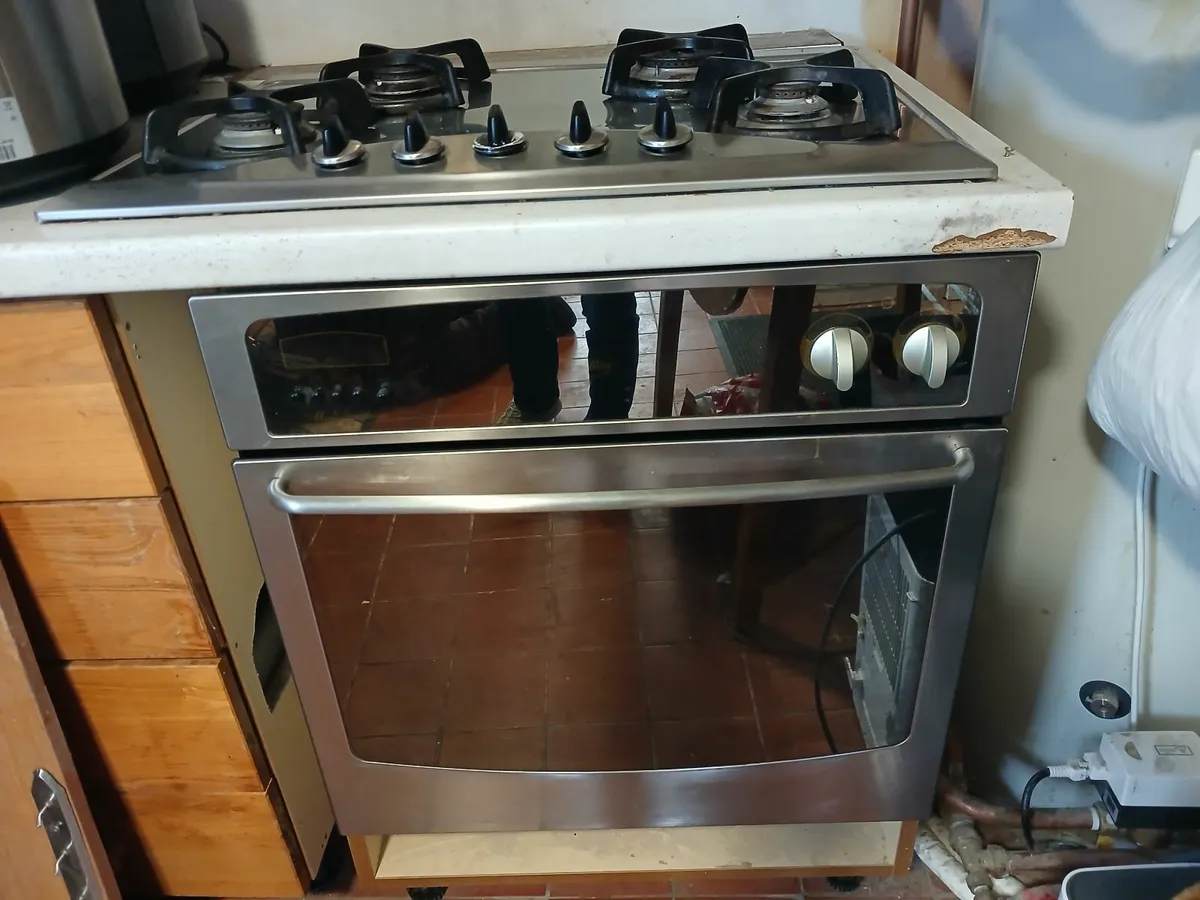 Cooker and gas counter hob. - Image 1