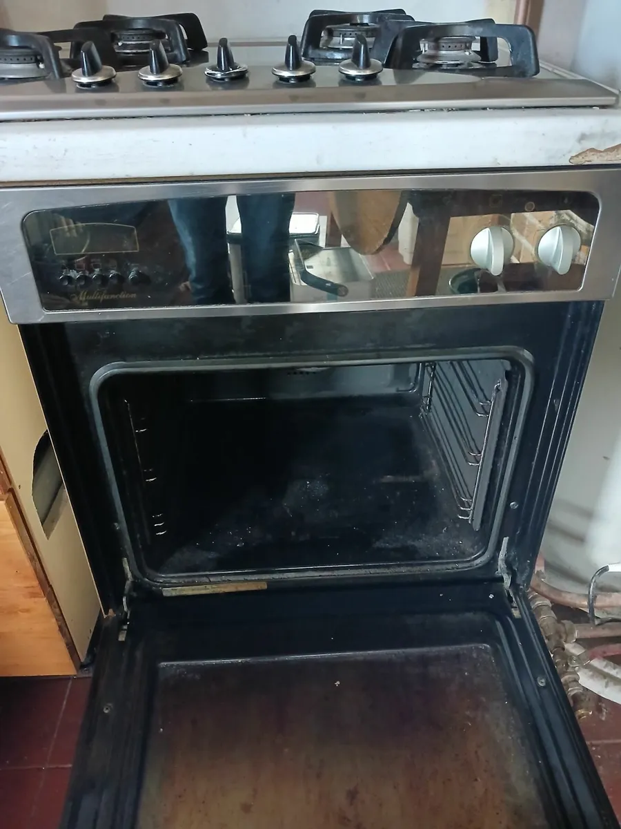Cooker and gas counter hob. - Image 3