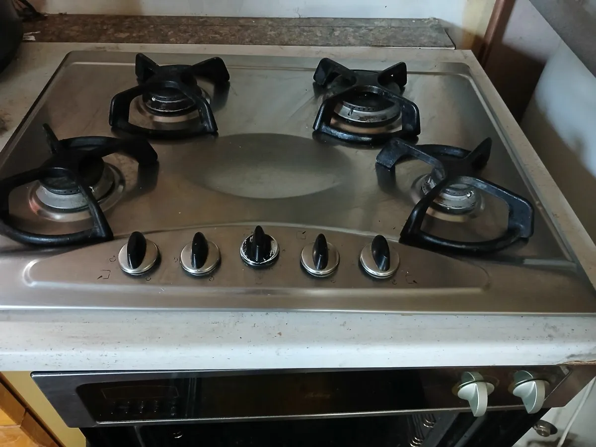 Cooker and gas counter hob. - Image 4