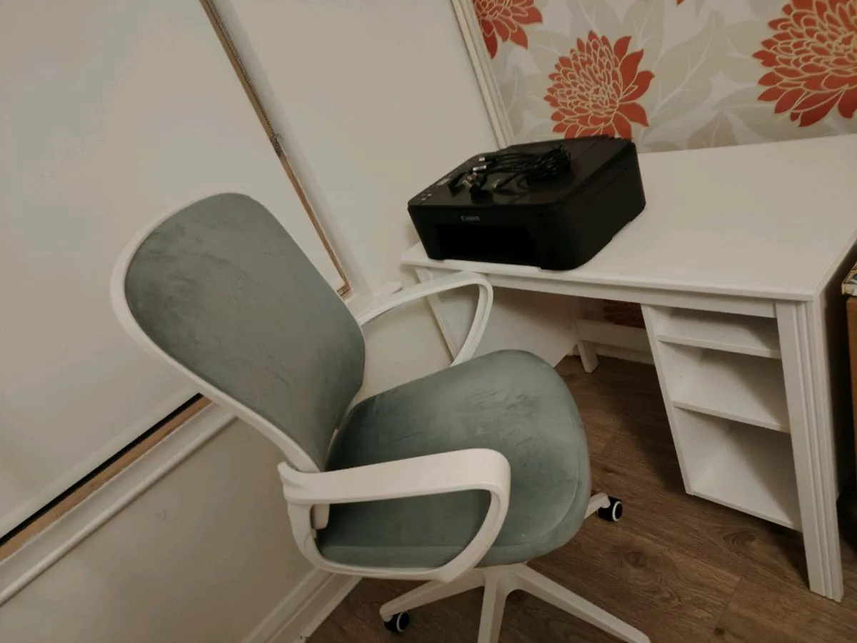 Chair, desk and printer - Image 1