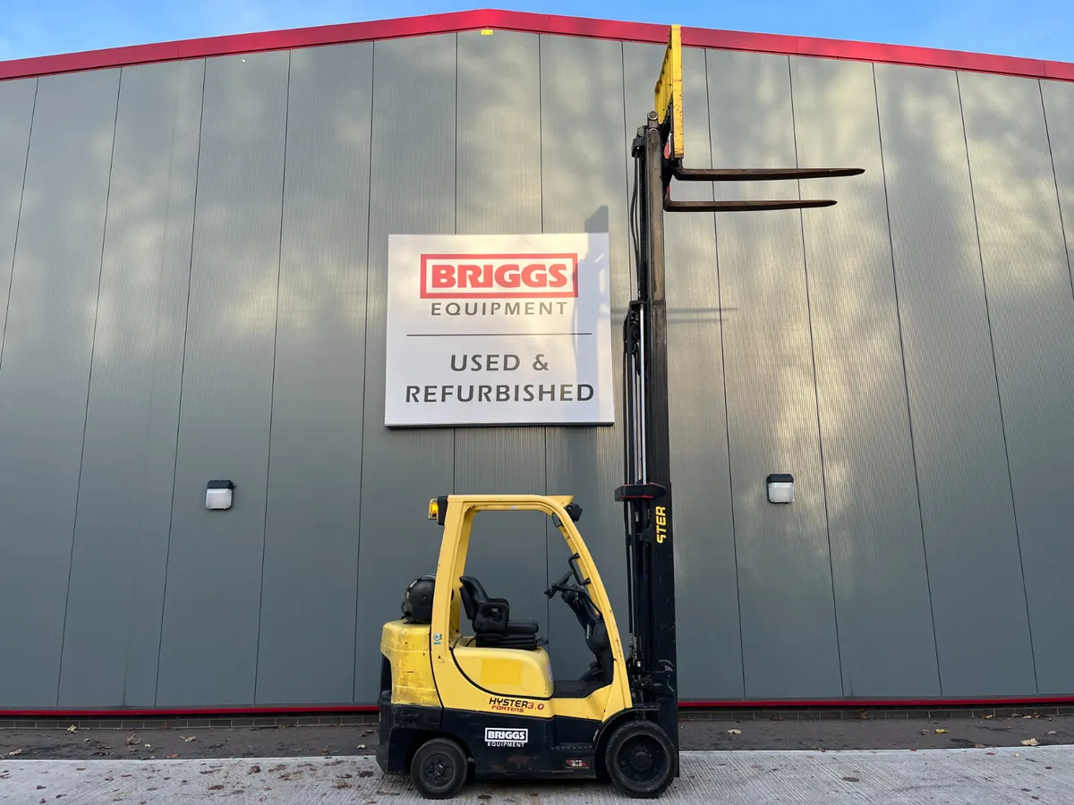 [1] 2017 Hyster S3.0FT Forklift (RES:10414) - Image 2