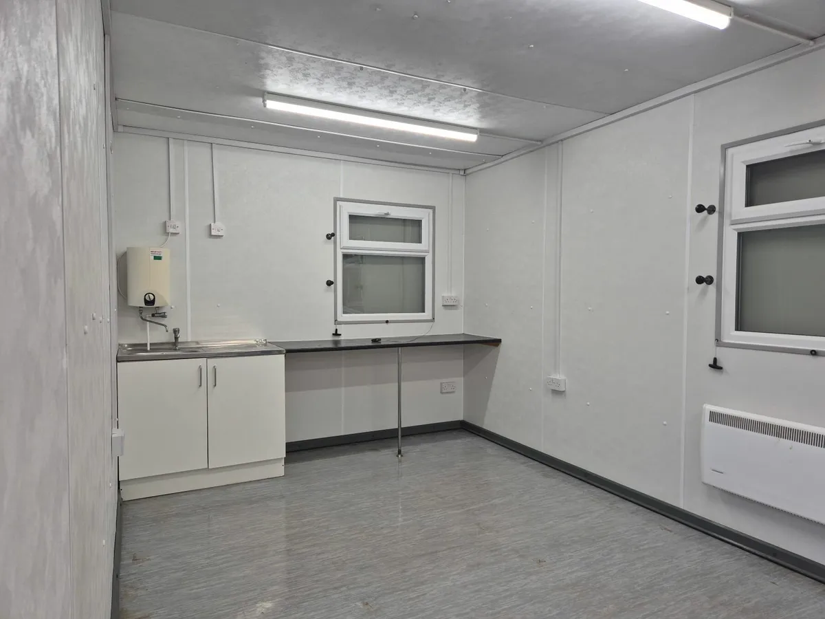 9.6m x 3m (31ft x 10ft)  Open Plan Office - Image 4