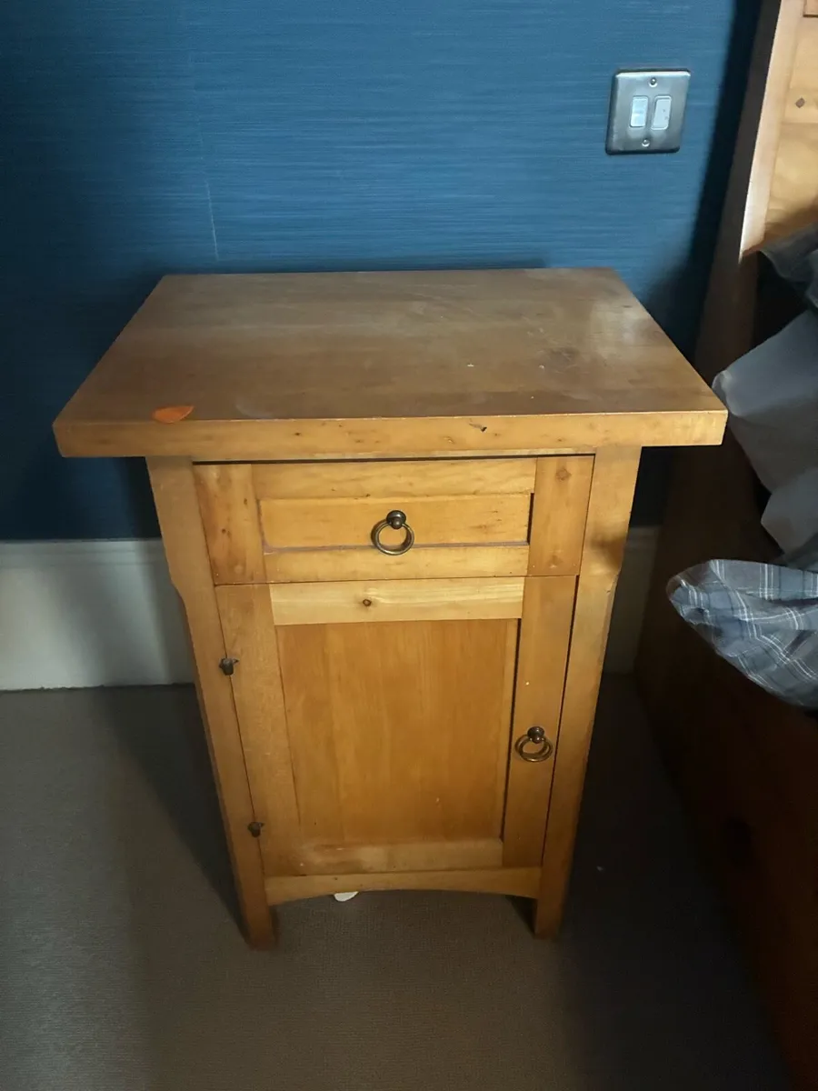 Bed and bedside lockers - Image 4