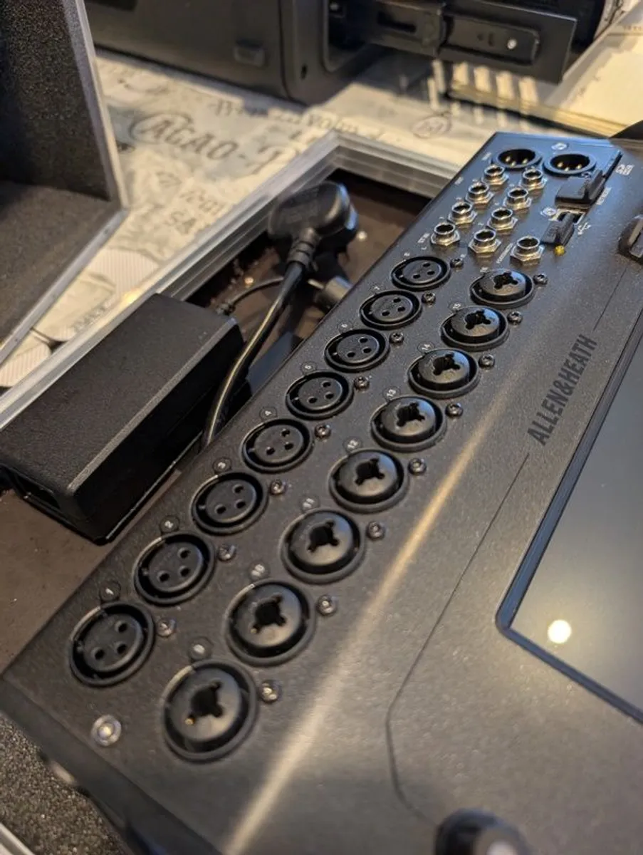 CQ18T Mixer & Case - Image 4