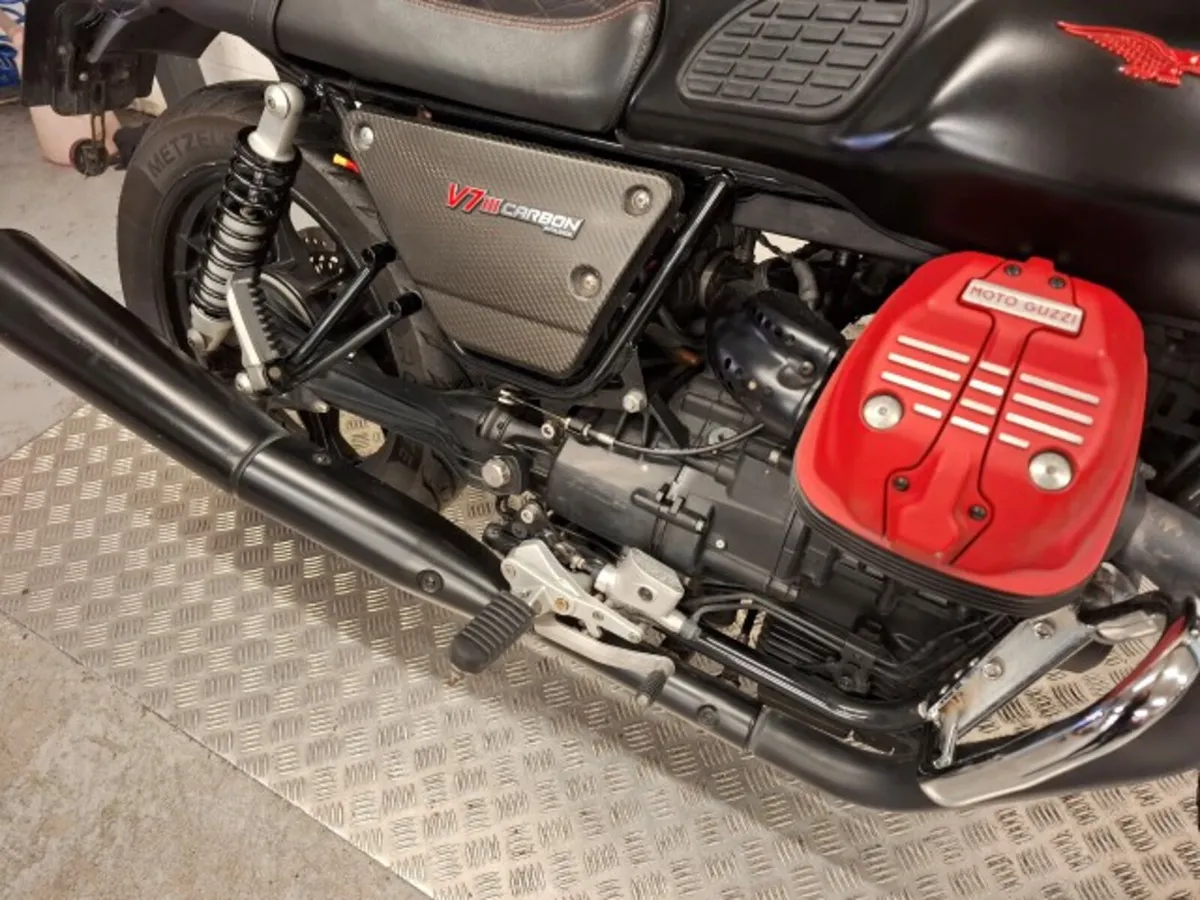 Moto Guzzi V7 111 Carbon Dark 2020 - Image 4