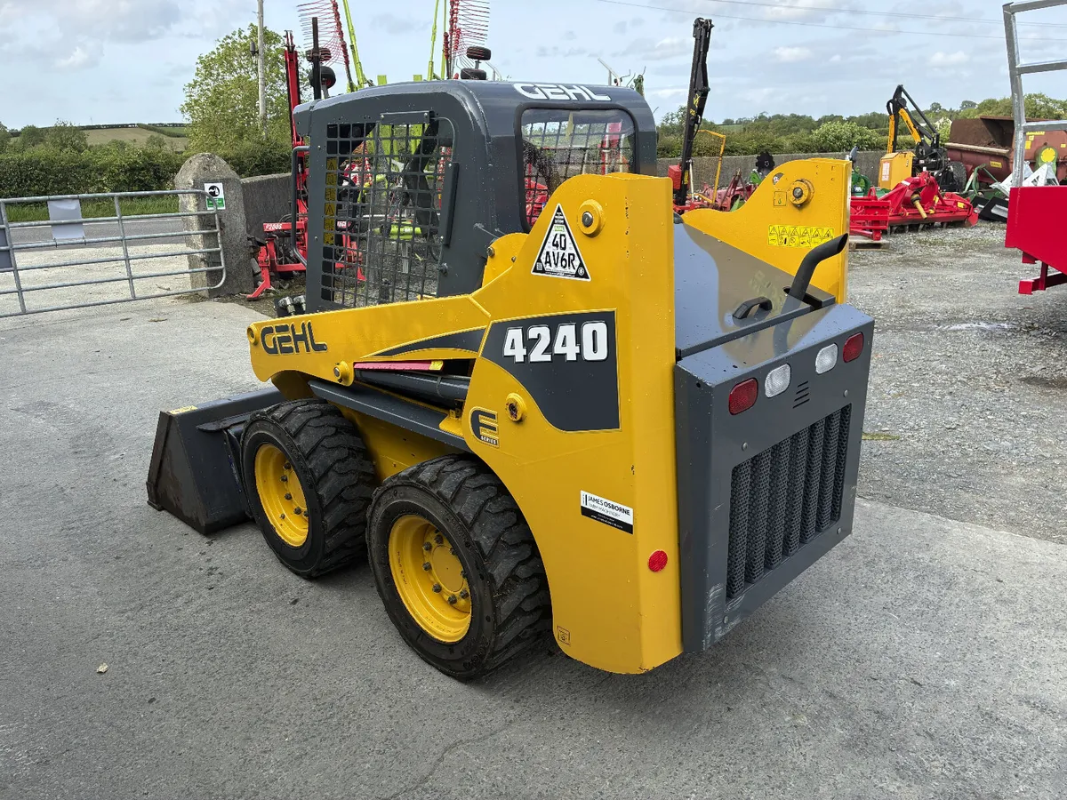 Gehl 4240 Skid Steer - Image 2