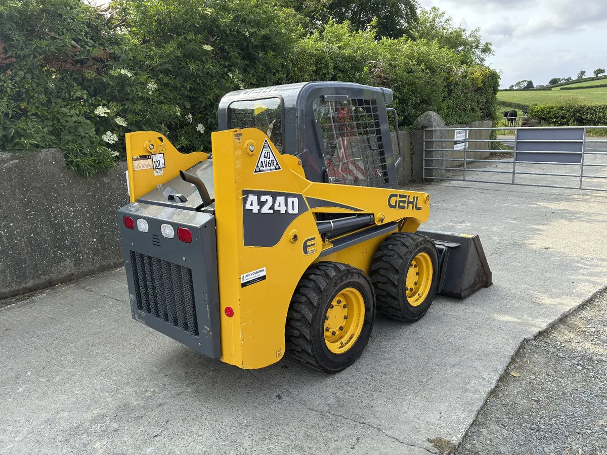 Gehl 4240 Skid Steer - Image 1
