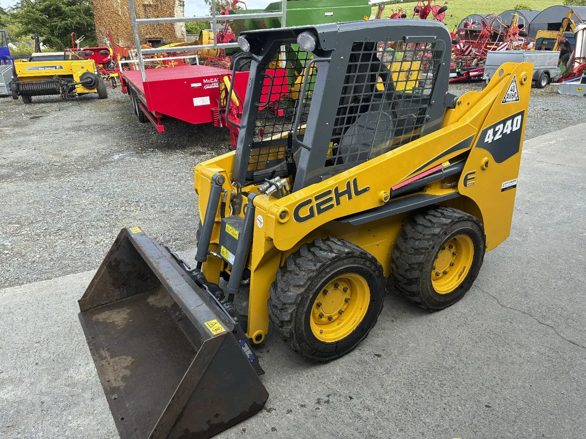 Gehl 4240 Skid Steer - Image 3