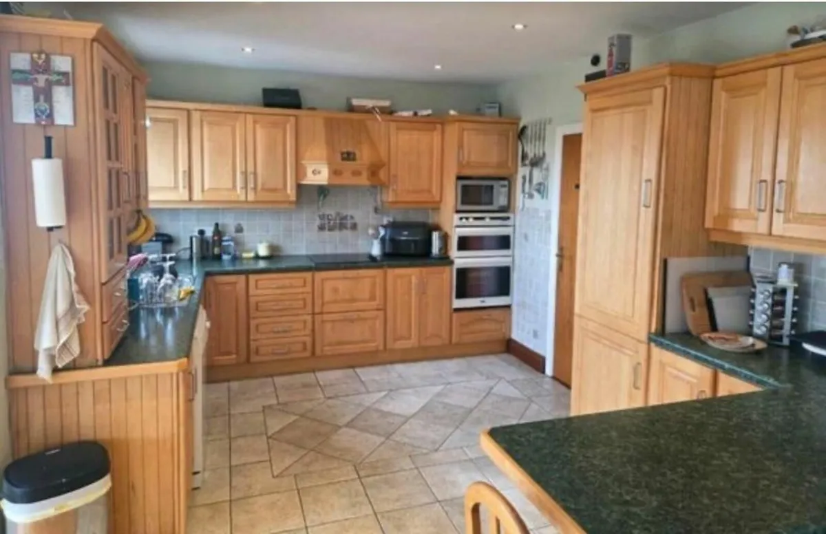 Kitchen presses sink and breakfast bar1 - Image 1