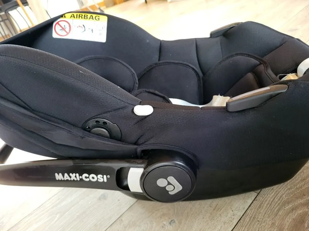 Maxi cosi Baby seat and Isofix - Image 2