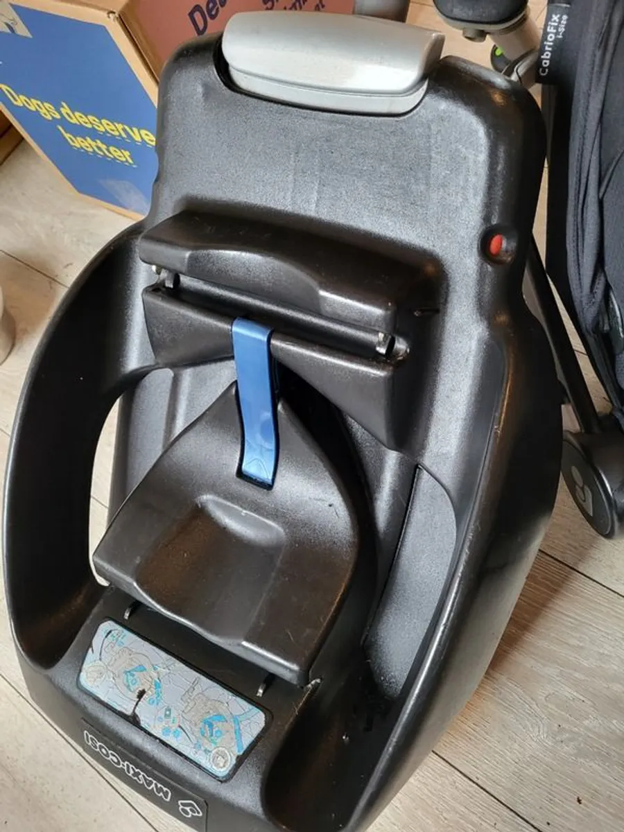 Maxi cosi Baby seat and Isofix - Image 3