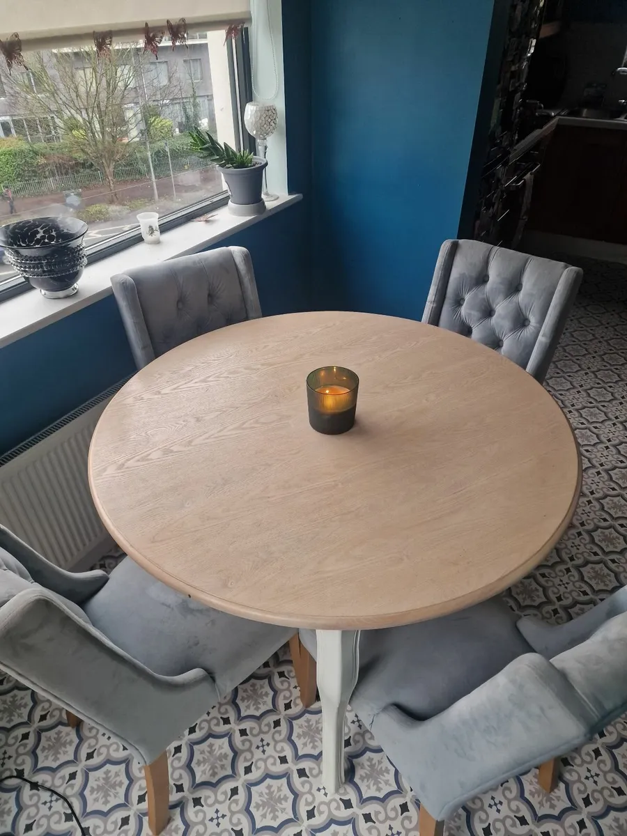 Table and chairs - Image 2