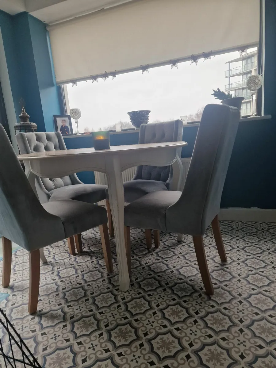 Table and chairs - Image 4