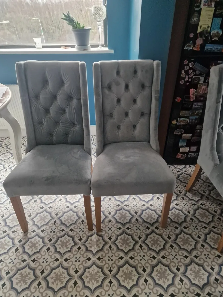 Table and chairs - Image 3