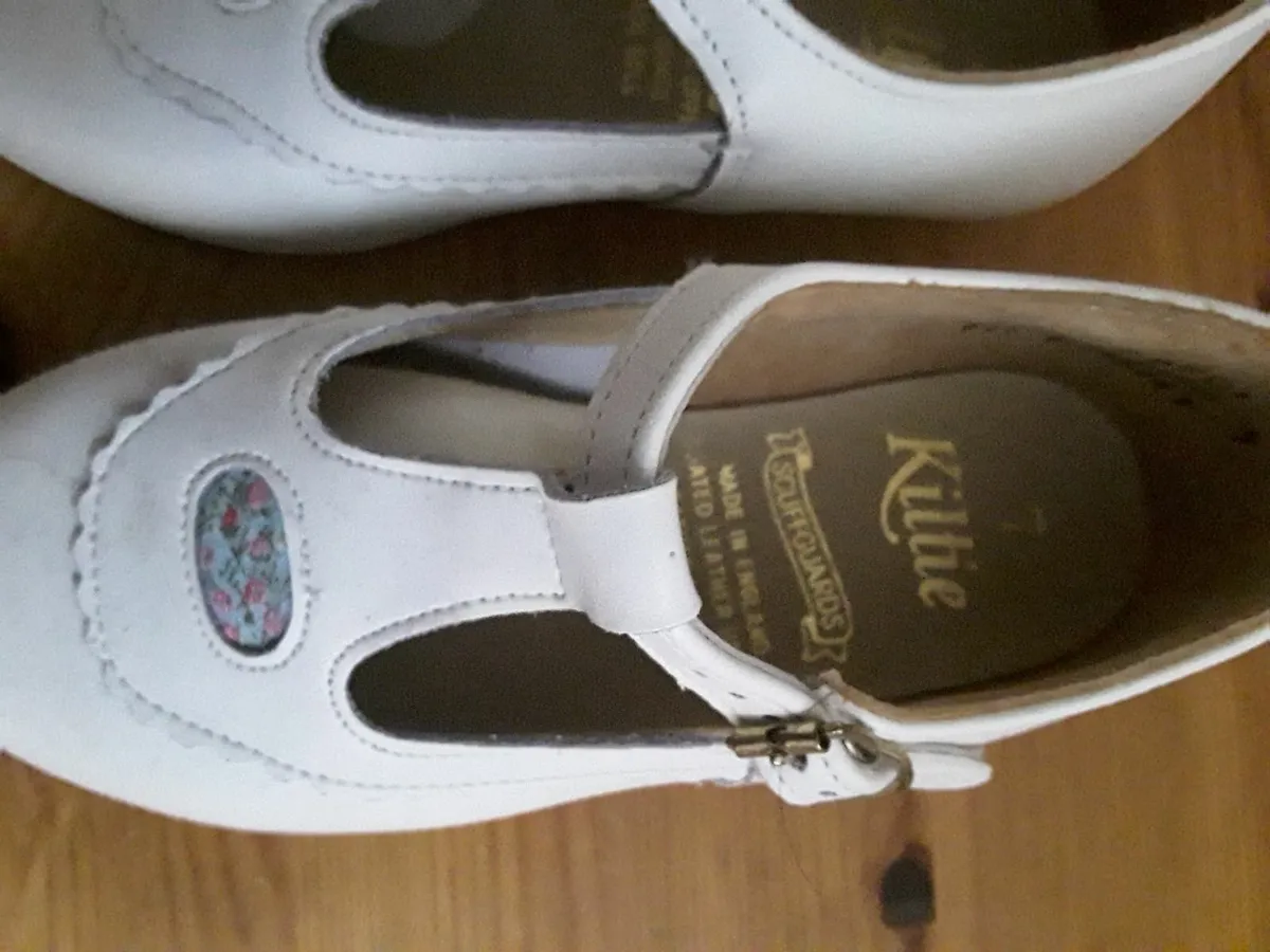 Brand new child's white leather shoes - Image 4