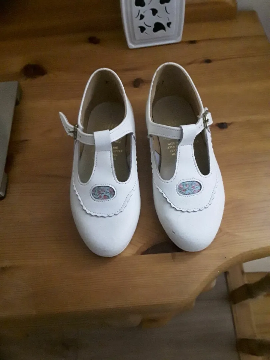 Brand new child's white leather shoes - Image 1