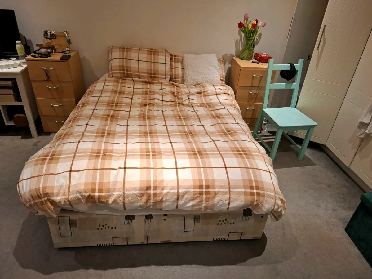 Double bed - Image 1