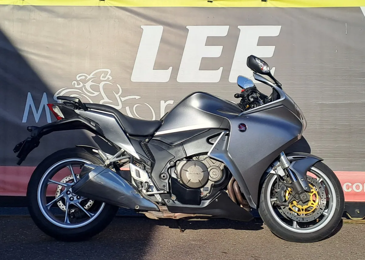 2010 HONDA VFR1200F - Image 1