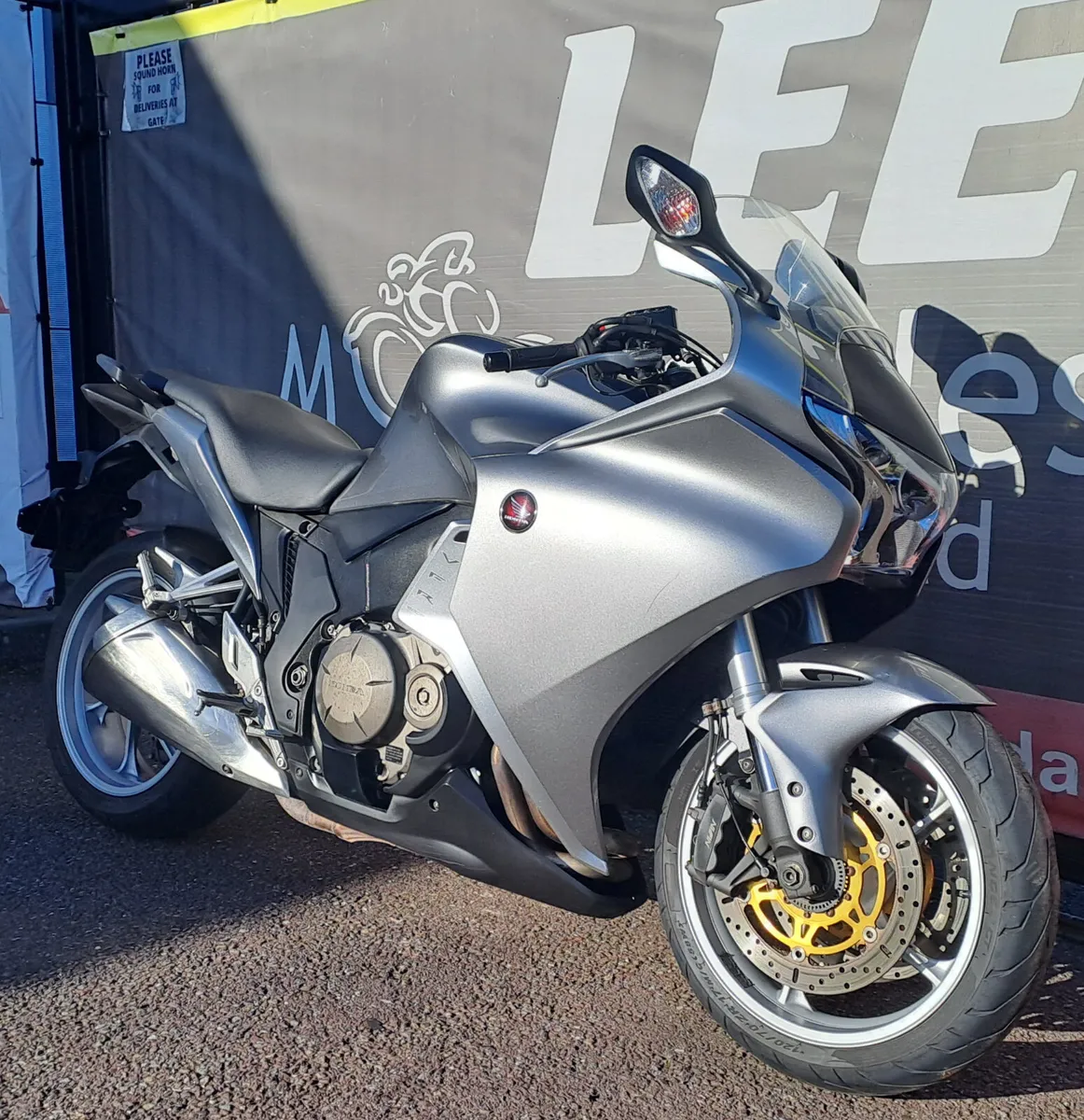 2010 HONDA VFR1200F - Image 2