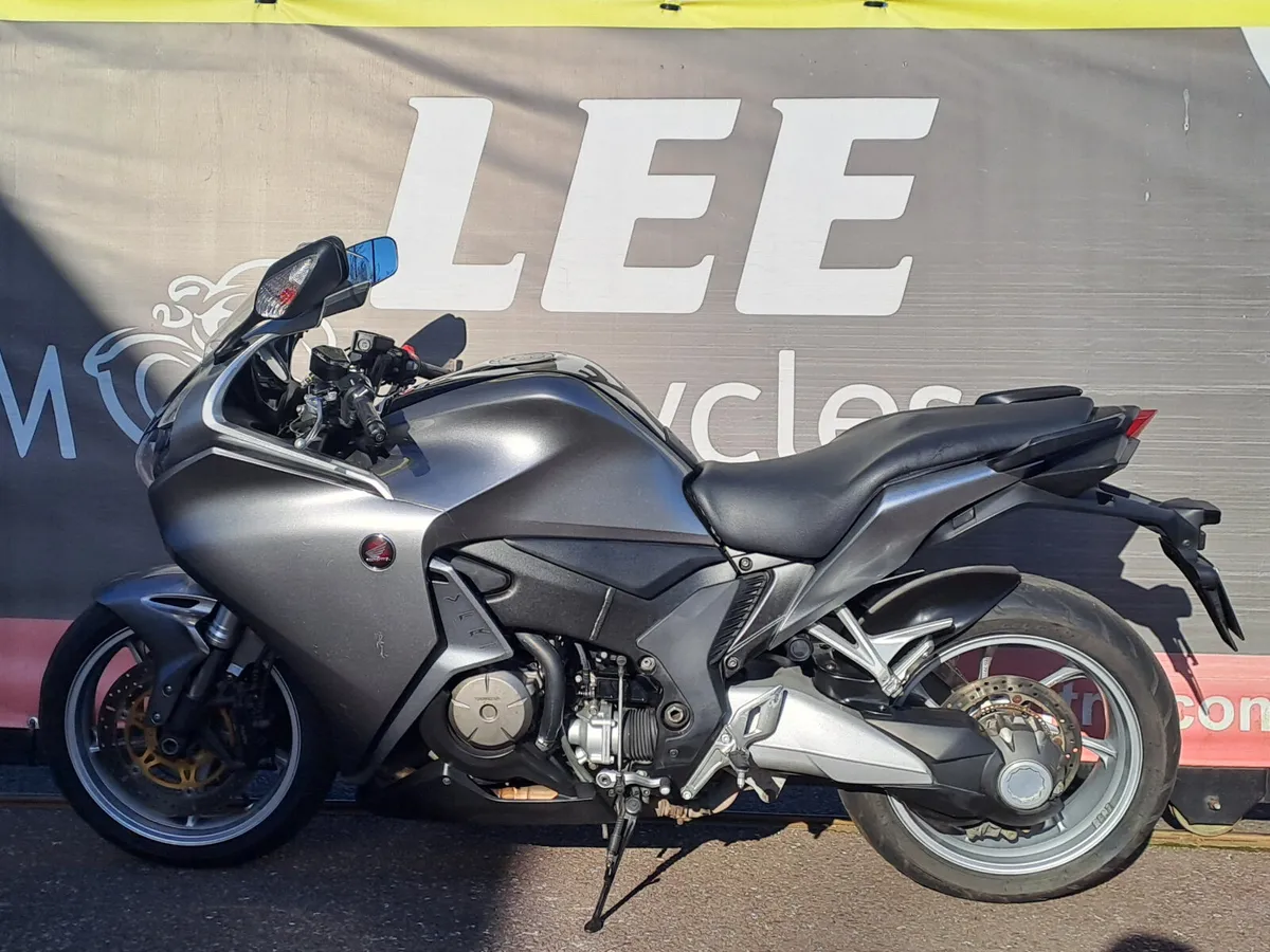 2010 HONDA VFR1200F - Image 3