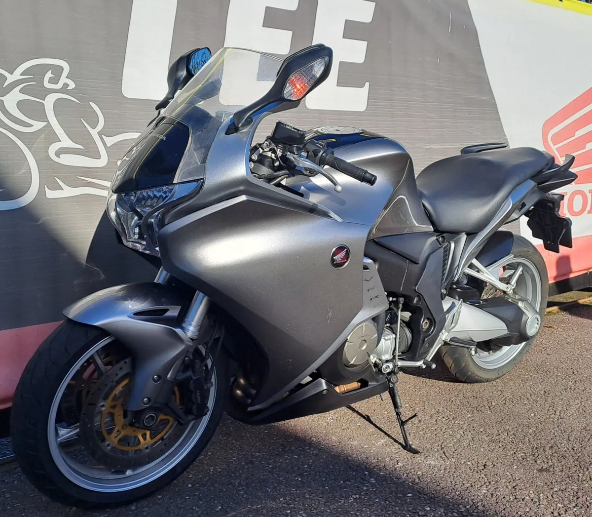 2010 HONDA VFR1200F - Image 4