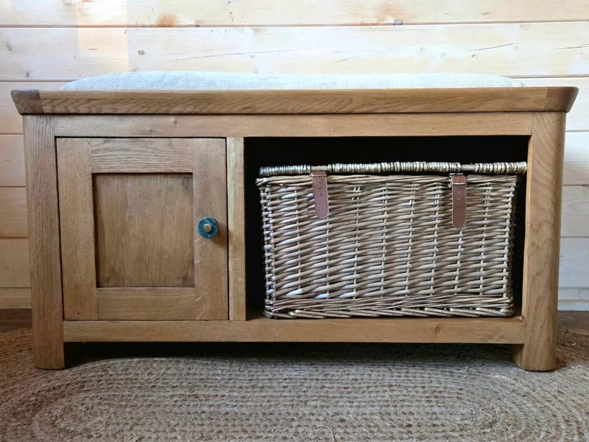 Oak hallway seat with wicker basket - Image 3
