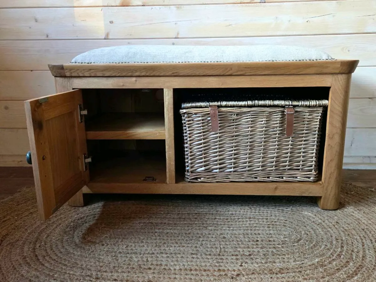 Oak hallway seat with wicker basket - Image 4