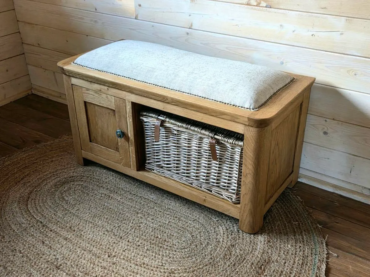Oak hallway seat with wicker basket - Image 2