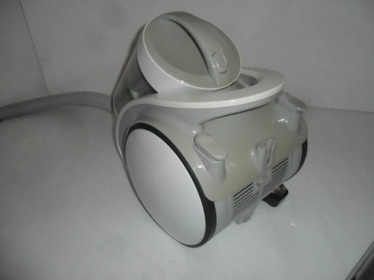 Bagless vacuum cleaner - Image 4