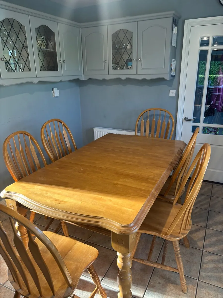 Kitchen table and chairs - Image 1