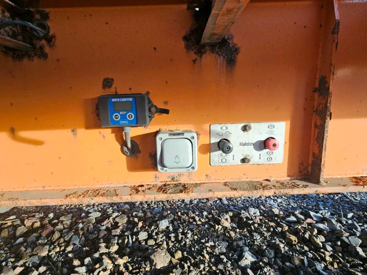 Dennison rear lift flat trailer - Image 4