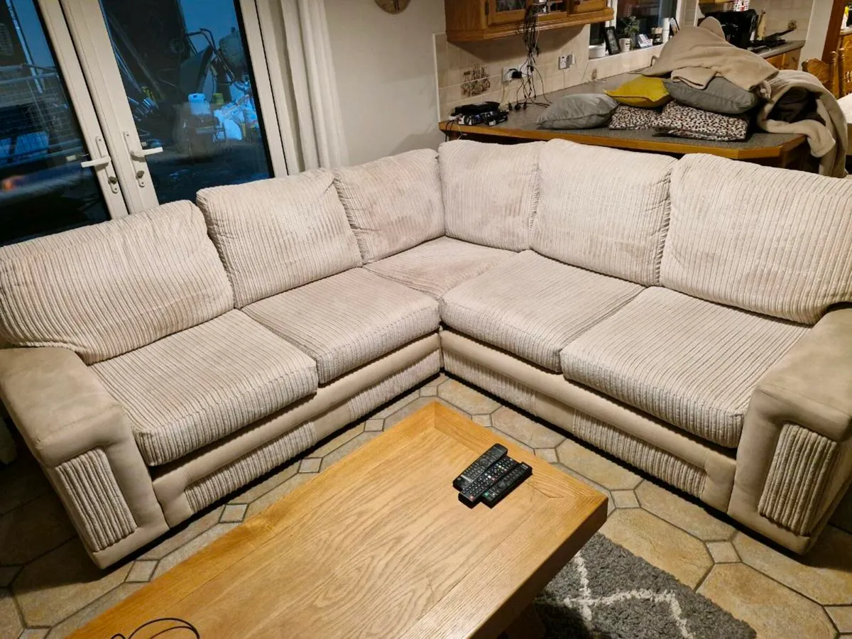 Cream corner couch - Image 1