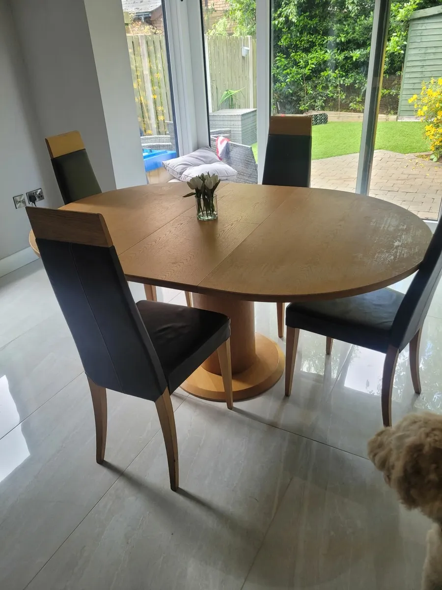 Table and 4 chairs - Image 1