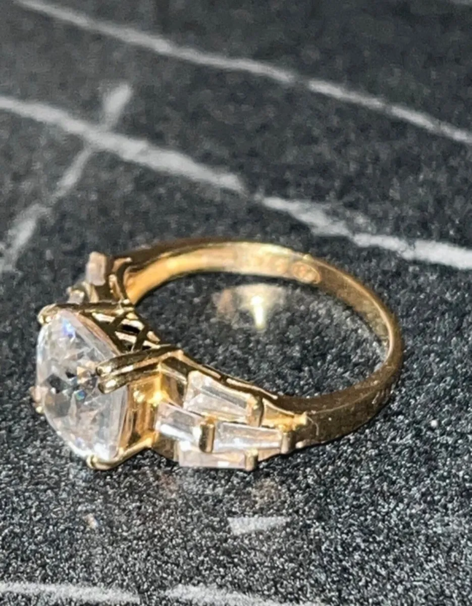 9ct gold ring - Image 1
