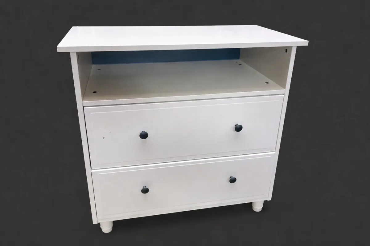 White chest of drawers - Image 1