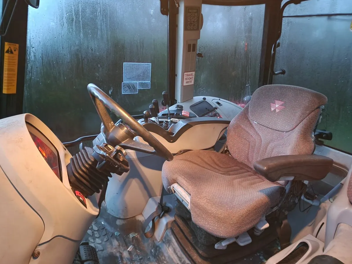 Massey Ferguson 6465 Dyna 6 Tractor only 3000 hour - Image 3