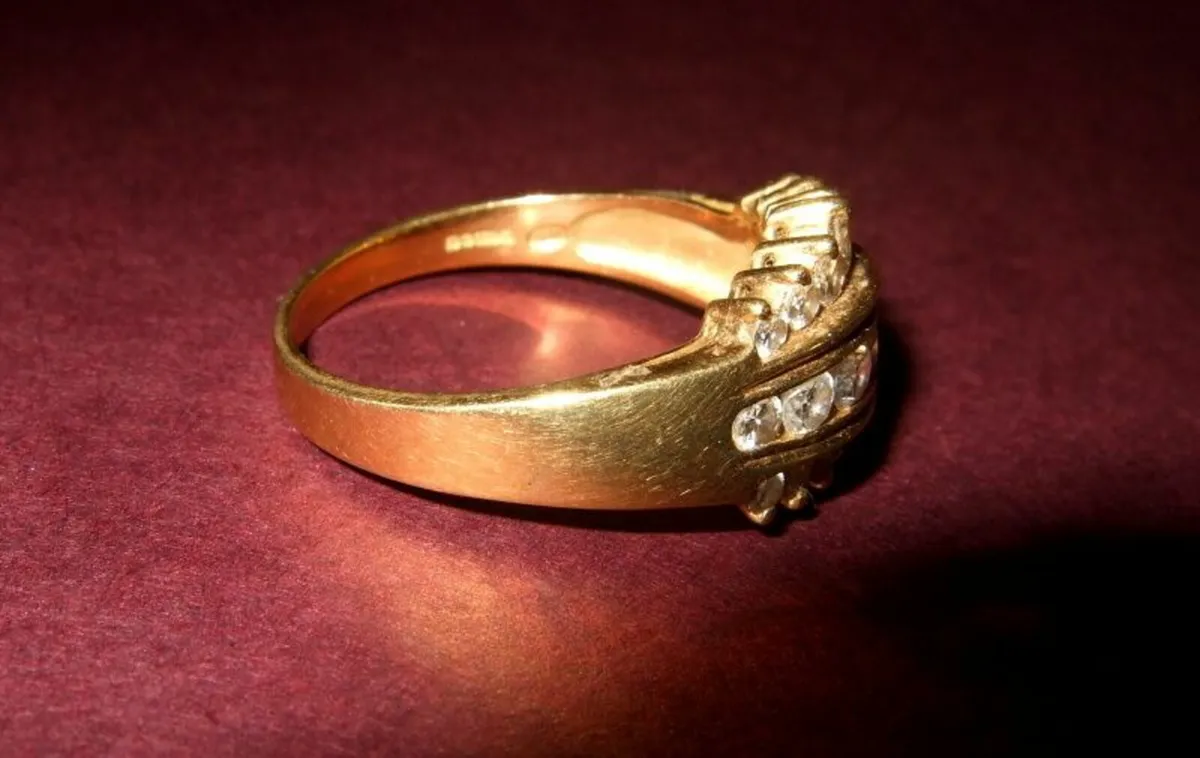 Fully Certified Vintage 18ct Gold/Diamond Ring - Image 2