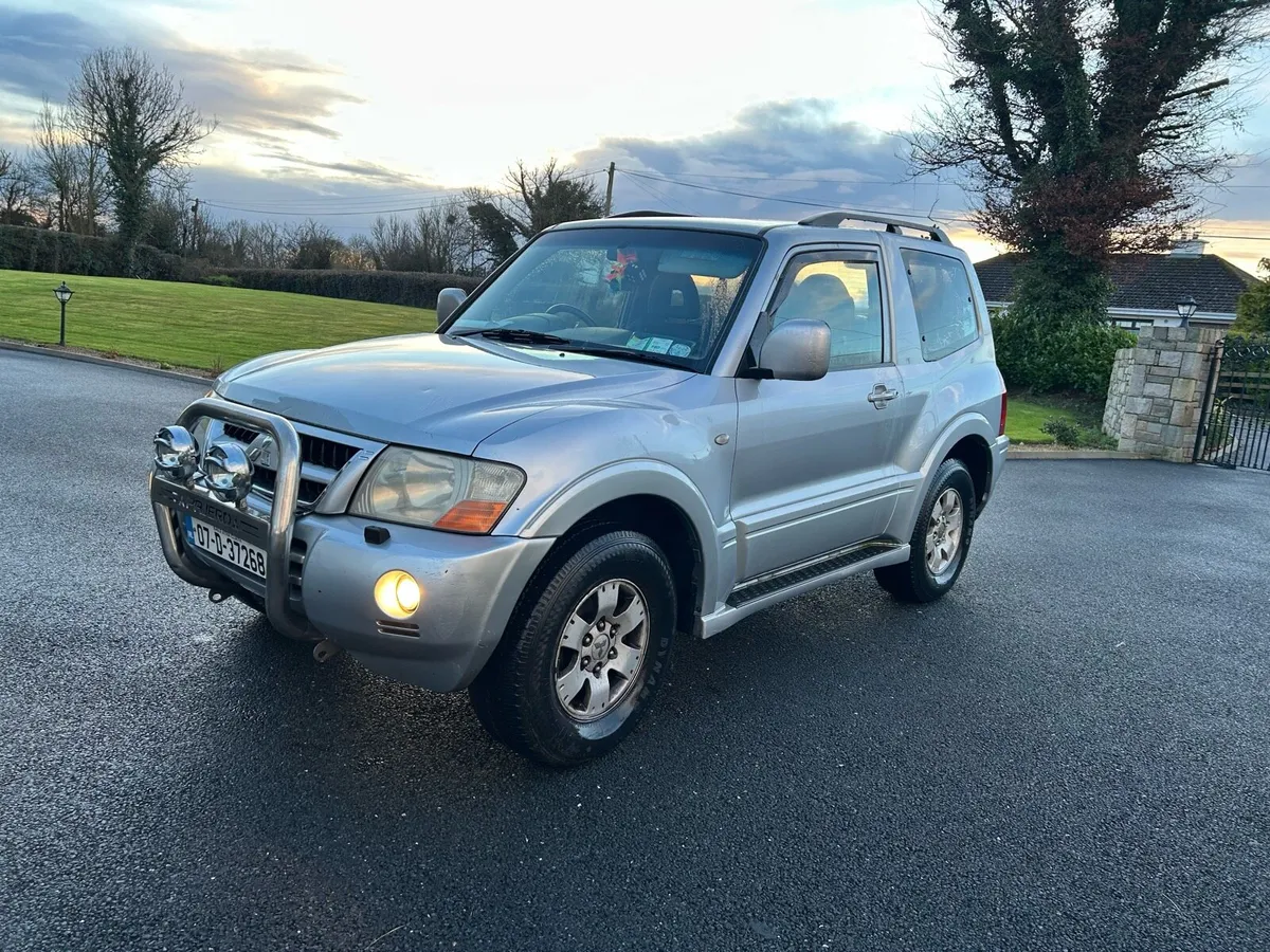 Mitsubishi Pajero 5 seater - Image 2