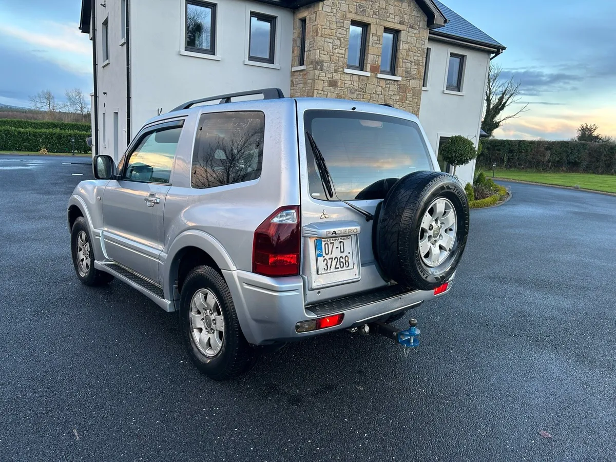 Mitsubishi Pajero 5 seater - Image 4