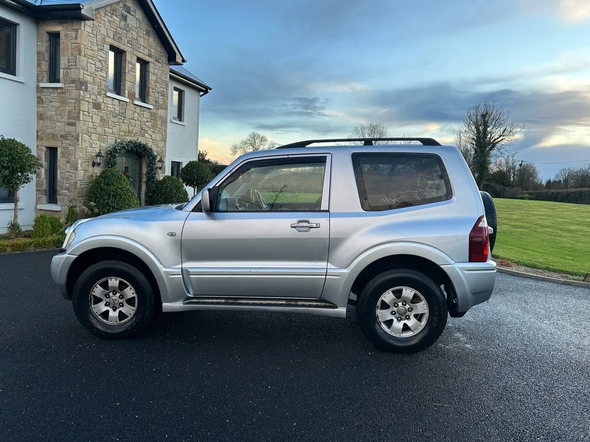 Mitsubishi Pajero 5 seater - Image 3